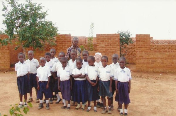 Eine Schulklasse des Schulprojekts im Kongo