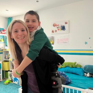 Lukas der bei seiner Mutter Huckepack sitzt © VOLAT/Meusburger